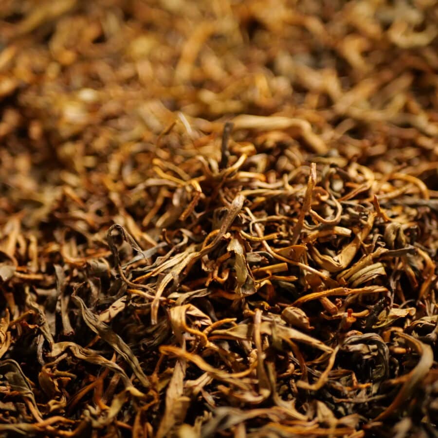feuilles de thé noir séchées
