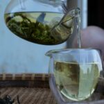 Du thé est versé dans une tasse, afin de pouvoir bénéficier de ces bienfaits