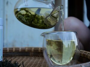 Du thé est versé dans une tasse, afin de pouvoir bénéficier de ces bienfaits