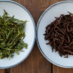 Comparaison entre des feuilles de thé vert et de thé noir infusées dans deux bols